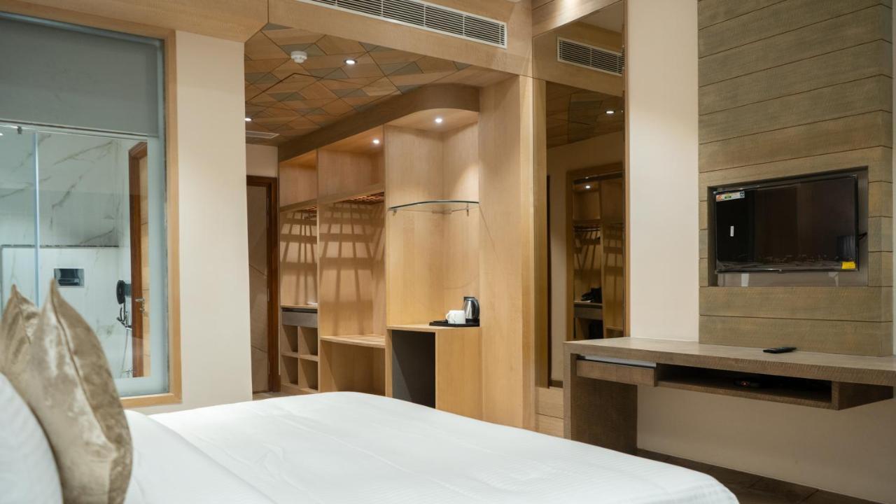 Clarks Inn Suites Kangra Eksteriør bilde